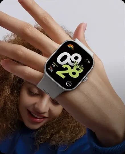 Mulher mostrando um smartwatch Xiaomi no pulso